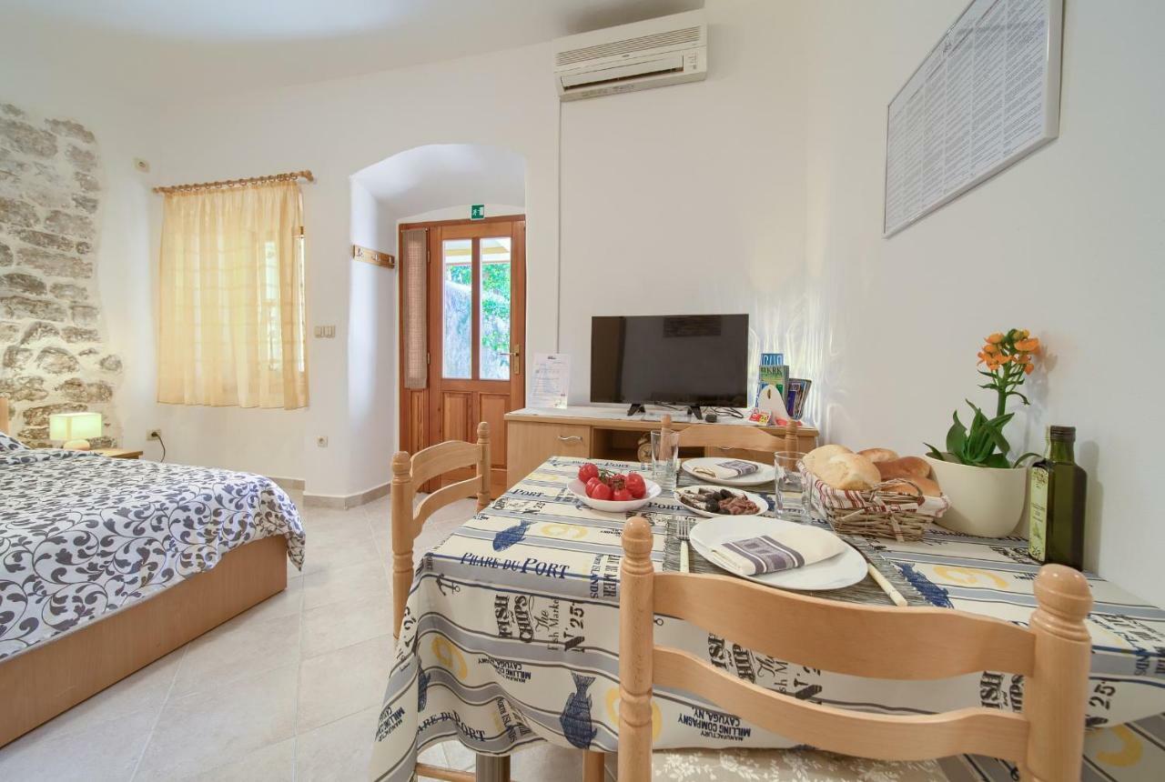 Hrast Apartment คิร์ก ภายนอก รูปภาพ